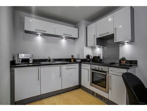 아파트 (1 Bedroom) | 전용 주방 | 냉장고, 전자레인지, 오븐, 식기 세척기