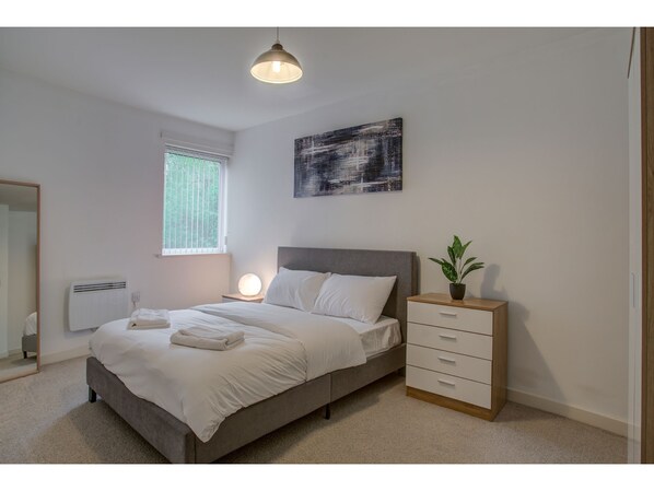 Iron/ironing board, bed sheets