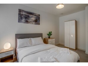 Iron/ironing board, bed sheets