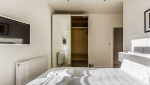 Unclassified image, 4 of 18, button - Beautiful two bed in the Heart of Wimbledon (London)