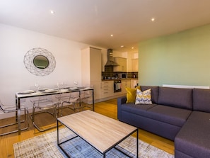 Apartment (2 Bedrooms) | 2 Schlafzimmer, Bügeleisen/Bügelbrett, kostenloses WLAN, Bettwäsche
