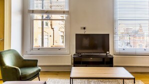 Unclassified image, 3 of 18, button - Beautiful two bed in the Heart of Wimbledon (London)