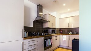Unclassified image, 5 of 18, button - Beautiful two bed in the Heart of Wimbledon (London)