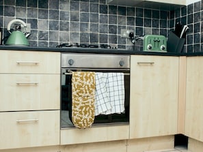 Private kitchen - Two Bed House in Quiet Area Close to City Centre (Cardiff)