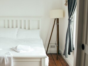 Hus (2 Bedrooms) | 2 soverom, strykejern/-brett, wi-fi (inkludert) og sengetøy