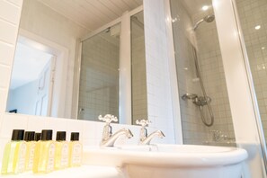 Apartment (4 Bedrooms) | Bathroom | Towels - Queen St: Superb Penthouse Flat W/roof Terrace (Edinburgh)