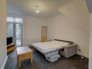 Talo (2 Bedrooms) | 2 makuuhuonetta, silitysrauta/-lauta, ilmainen Wi-Fi, vuodevaatteet
