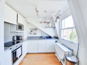 Oven, dishwasher, cookware/dishes/utensils - Superb Modern 1 BR Flat for 3 in Finsbury Park (London)