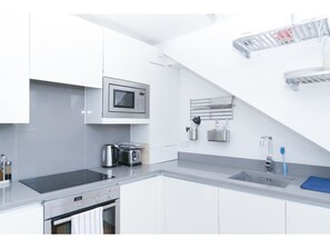 เตาอบ, เครื่องล้างจาน, เครื่องครัว/จาน/ช้อนส้อม