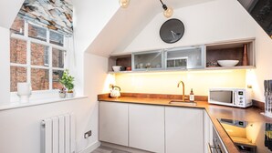 Unclassified image, 4 of 11, button - Superb Spec Cosy 1 bd W/parking Facing City Walls (York)