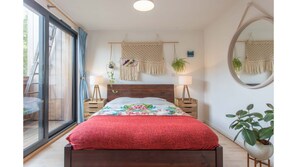 2 kamar tidur, setrika/meja setrika, Wi-Fi gratis, dan seprai linen