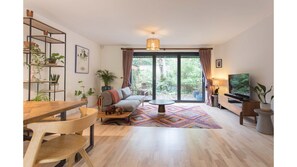 TV - Trendy & Bright Bohemian House in Forest Hill (London)