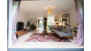 TV - Trendy & Bright Bohemian House in Forest Hill (London)