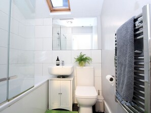 Bathtub - Lovely 3-bedroom House With Garden in Leyton (London)