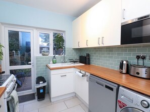 Dishwasher, blender, mixer, cookware/dishes/utensils - Lovely 3-bedroom House With Garden in Leyton (London)