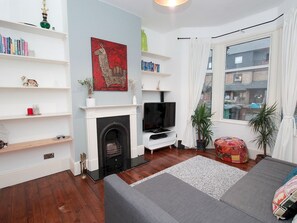 Fireplace - Lovely 3-bedroom House With Garden in Leyton (London)
