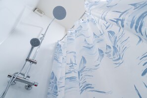 Appartement (1 Bedroom) | 1 slaapkamer, een strijkplank/strijkijzer, beddengoed