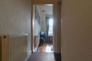 อพาร์ทเมนท์ (1 Bedroom) | 1 ห้องนอน, เตารีด/โต๊ะรีดผ้า, ผ้าปูที่นอน
