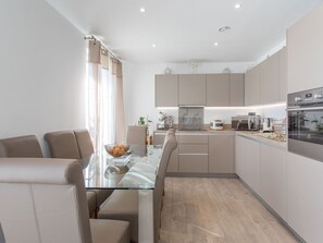 Lò nướng, máy rửa bát, dụng cụ nấu nướng/bát dĩa/dao nĩa 