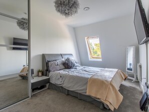 2 bedrooms, iron/ironing board, free WiFi, bed sheets