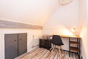 2 chambres, fer et planche à repasser, lit de béb é portatif