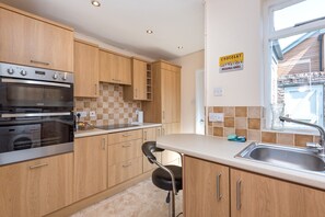 บ้านพัก (2 Bedrooms) | ครัวส่วนตัว | ไมโครเวฟ, เตาอบ, เครื่องชงกาแฟ/ชา, เก้าอี้กินข้าวสำหรับเด็ก