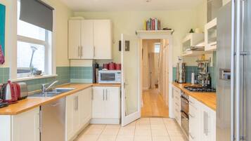 House (3 Bedrooms) | Private kitchen | Oven, dishwasher, cookware/dishes/utensils