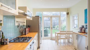 Rumah (3 Bedrooms) | Dapur pribadi | Oven, mesin pencuci piring, dan peralatan masak/sendok-piring