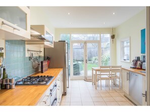 Hus (3 Bedrooms) | Eget kök | Ugn, diskmaskin och grytor/köksredskap
