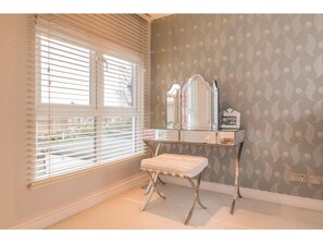3 bedrooms, iron/ironing board, bed sheets - Lovely 3bed House & Garden - Explore Chiswick (London)