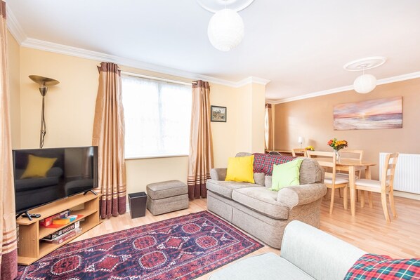 Departamento (1 Bedroom) | Sala de estar | Televisión 