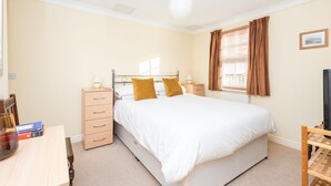 1 habitación, tabla de planchar con plancha y ropa de cama 