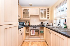 Private kitchen - Cosy Flat for 2 nr Railway Museum & Free Parking! (York)