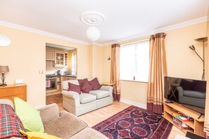 Living room - Cosy Flat for 2 nr Railway Museum & Free Parking! (York)