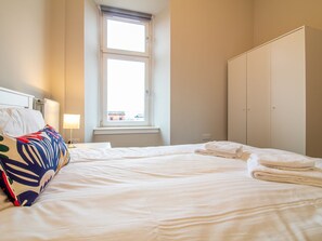 2 bedrooms, laptop workspace, iron/ironing board, bed sheets