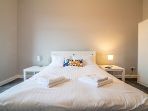 2 bedrooms, laptop workspace, iron/ironing board, bed sheets