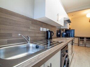 Oven - Modern, Bright + Spacious, 2BR City Centre Apt (Glasgow)