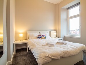 2 bedrooms, laptop workspace, iron/ironing board, bed sheets - Modern, Bright + Spacious, 2BR City Centre Apt (Glasgow)