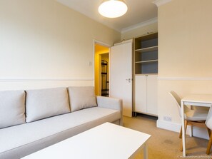 Apartment (1 Bedroom) | Wohnzimmer