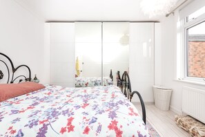 House (3 Bedrooms) | 3 bedrooms, desk, iron/ironing board, bed sheets - Modern, Deceptively Spacious & Beautifully Bright! (York)
