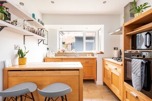 House (3 Bedrooms) | Private kitchen | Fridge, microwave, oven, cookware/dishes/utensils
