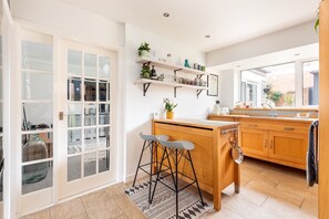 House (3 Bedrooms) | Private kitchen | Fridge, microwave, oven, cookware/dishes/utensils