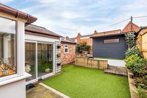 Terrace/patio - Modern, Deceptively Spacious & Beautifully Bright! (York)