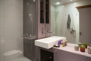 公寓 (1 Bedroom) | 浴室 | 淋浴设施、毛巾