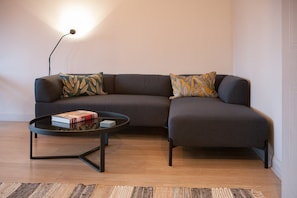 Apartment (1 Bedroom) | Wohnzimmer | Fernseher