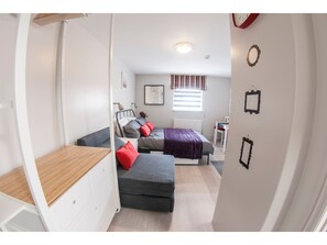 Căn hộ (0 Bedroom) | Bàn ủi/dụng cụ ủi quần áo, bộ trải giường 