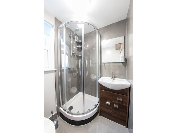 Apartment (0 Bedroom) | Bathroom