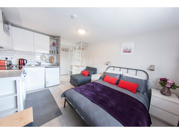 Căn hộ (0 Bedroom) | Bàn ủi/dụng cụ ủi quần áo, bộ trải giường 