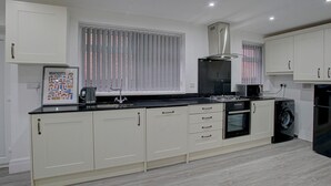 Appartement (2 Bedrooms) | Cuisine privée | Cafetière/bouilloire, réfrigérateur, micro-ondes, four