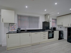 Departamento (2 Bedrooms) | Cocina privada | Refrigerador, microondas, horno y lavavajillas 